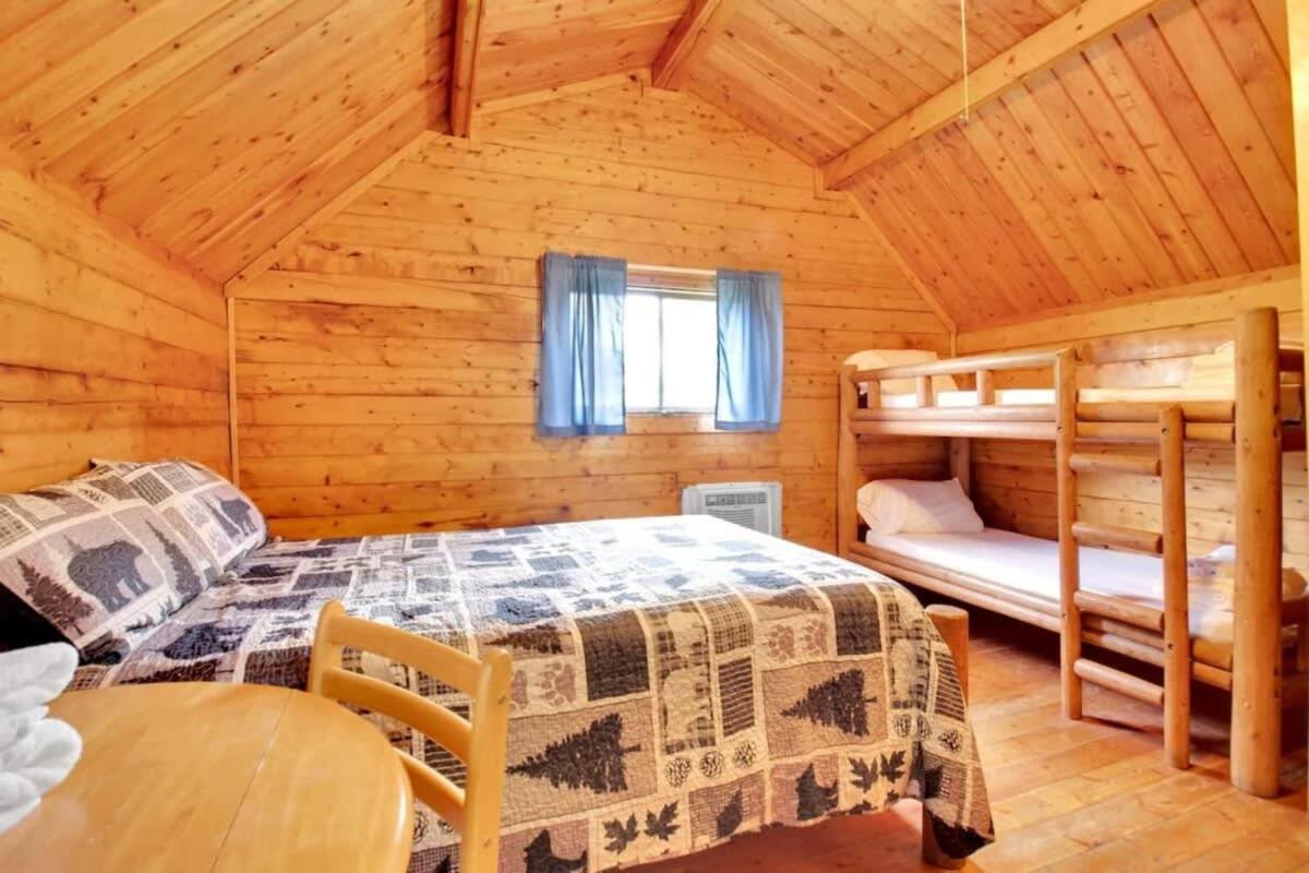 Lovely Rustic Cabin In Bloomington Kültér fotó