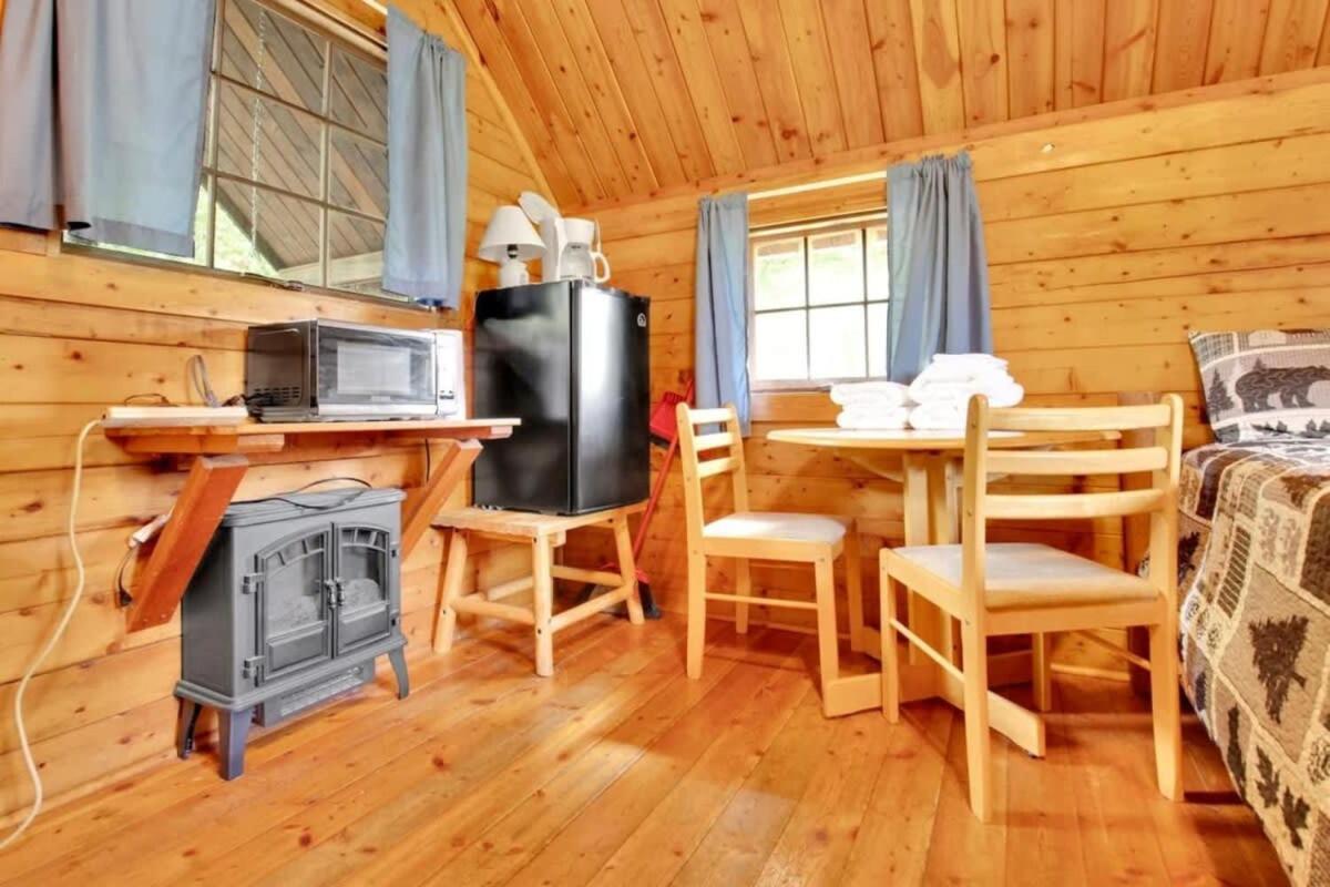 Lovely Rustic Cabin In Bloomington Kültér fotó